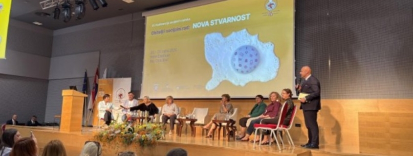 Od 20. do 23. rujna 2026. godine u Bolu na otoku Braču održana je XV. konferencija socijalnih radnika „Obitelji i socijalni rad: NOVA STVARNOST“, u organizaciji Hrvatske udruge socijalnih radnika. Konferencija je okupila više od tisuću socijalnih radnika i drugih stručnjaka iz cijele Hrvatske te još jednom potvrdila svoju važnost kao mjesto stručne razmjene, predstavljanja primjera dobre prakse i promišljanja daljnjeg razvoja sustava socijalne skrbi. Centar za rehabilitaciju Stančić na ovogodišnjoj su Konferenciji predstavljale naše socijalne radnice s tri stručna izlaganja, dok je ravnateljica Centra Sanjica Grbavac sudjelovala u panel raspravi posvećenoj osobama s invaliditetom. Petrina Raguž održala je izlaganje „Odmor od skrbi: iskustva provedbe inovativne socijalne usluge“, u kojem je predstavila iskustva Centra u provedbi usluge odmora od skrbi, njezin značaj za roditelje njegovatelje i njegovatelje te izazove i mogućnosti njezina daljnjeg razvoja. Marija Barišić predstavila je rad „Stručnjaci i moderno roditeljstvo: fokus na dobrobiti djece s teškoćama u razvoju“, s naglaskom na izazove suvremenog roditeljstva te važnost stručne podrške roditeljima djece s teškoćama u razvoju i očuvanja dobrobiti djeteta. Treće izlaganje, „Razvoj socijalnih usluga u zajednici Centra za rehabilitaciju Stančić kao preduvjet socijalne uključenosti osoba s invaliditetom“, održala je Ivana Mandić Milas. Predstavila je rezultate istraživanja koji potvrđuju važnost usluga u zajednici za veću samostalnost korisnika, njihovu socijalnu uključenost, osjećaj pripadnosti zajednici i kvalitetu života. Doprinos Centra programu Konferencije dodatno je zaokružen sudjelovanjem ravnateljice Sanjice Grbavac u panel raspravi, zajedno s predstavnicima Ministarstva rada, mirovinskoga sustava, obitelji i socijalne politike, pružatelja socijalnih usluga, Hrvatskog zavoda za socijalni rad, Hrvatske komore socijalnih radnika i Hrvatske udruge socijalnih radnika. Panel raspravu moderirao je ministar prof. dr. sc. Alen Ružić, a u središtu rasprave bili su aktualni izazovi i mogućnosti unaprjeđenja podrške osobama s invaliditetom u sustavu socijalne skrbi. Sudjelovanje na XV. konferenciji socijalnih radnika bilo je vrijedno iskustvo, ispunjeno stručnom razmjenom, susretima i novim idejama. Uz priliku da predstavimo dio rada i prakse Centra za rehabilitaciju Stančić, s Konferencije nosimo nova znanja i poticaje za daljnji rad i razvoj usluga za naše korisnike i njihove obitelji. Zahvaljujemo Hrvatskoj udruzi socijalnih radnika na još jednoj uspješnoj Konferenciji i stvaranju prostora za kvalitetan dijalog struke. Petrina Raguž, mag.polit.soc.